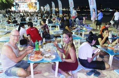 Seafood festival on Pattaya Beach road :: Pattaya City Home